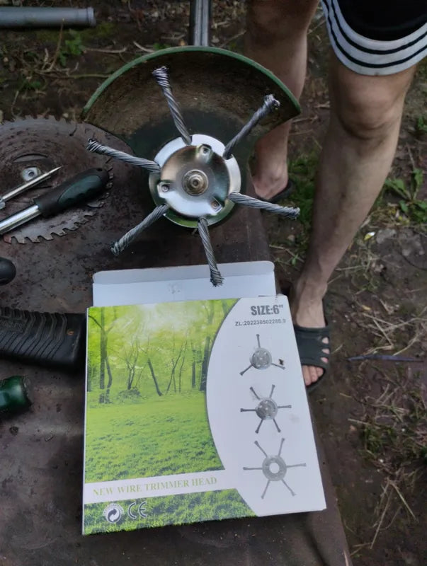 🇵🇹 A cabeça do cortador de relva possui 6 lâminas em aço inoxidável